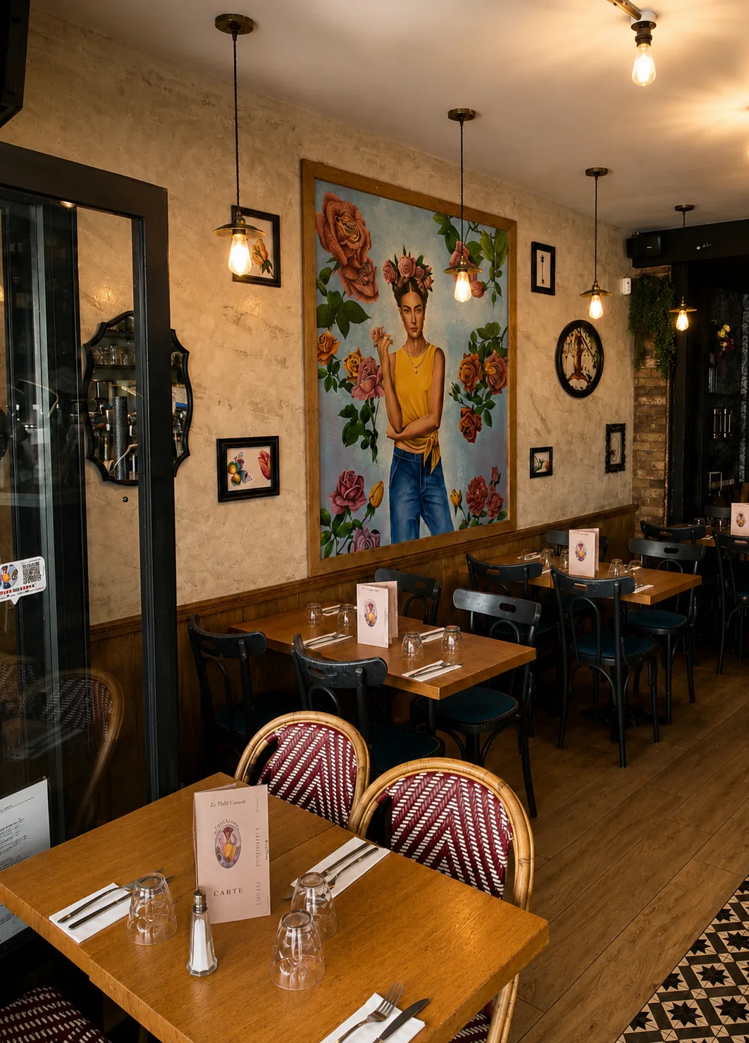 Salle du P'tit Carlat et fresque florale