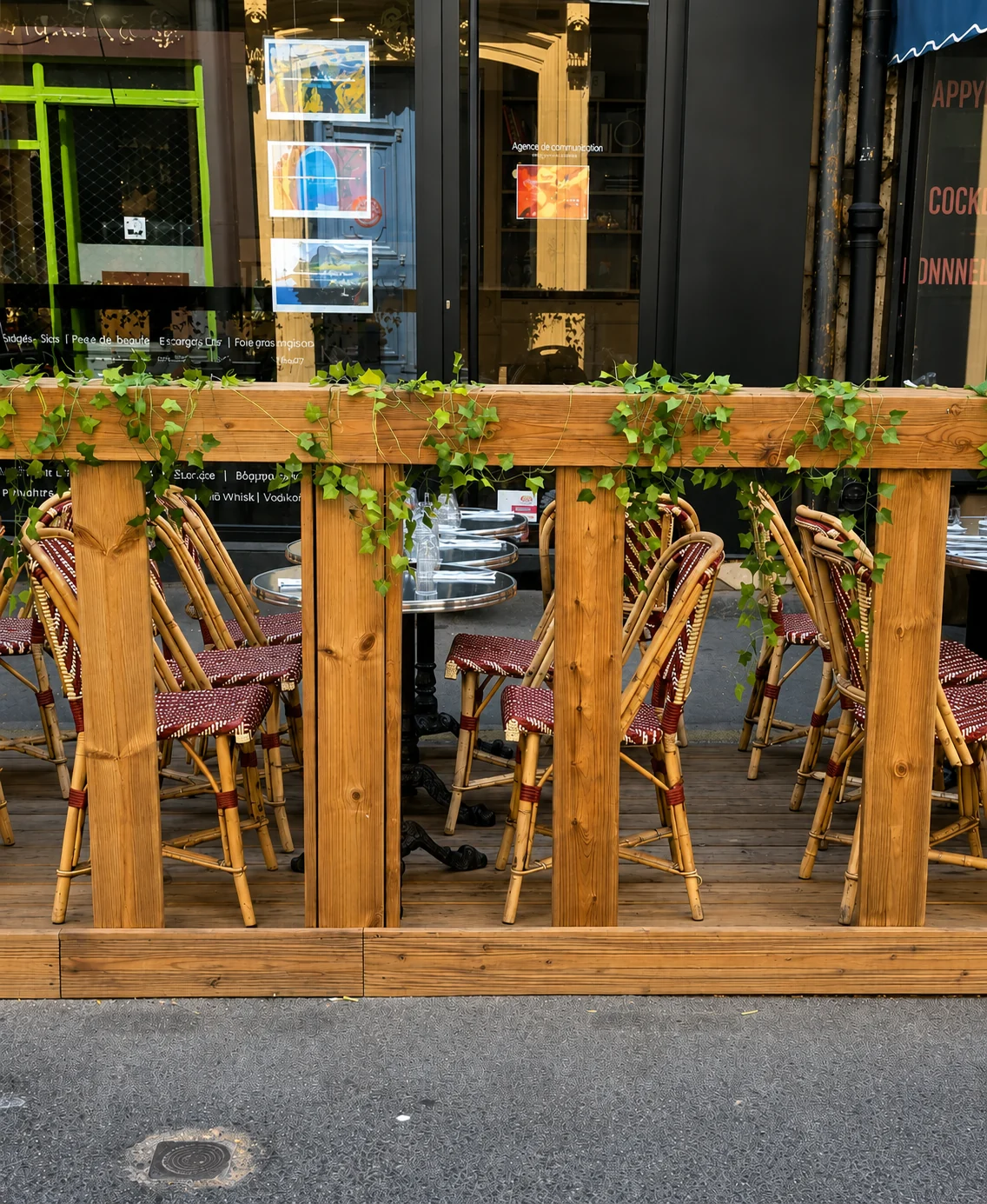 Terrasse du P'tit Carlat, tables bistrot et fleurs
